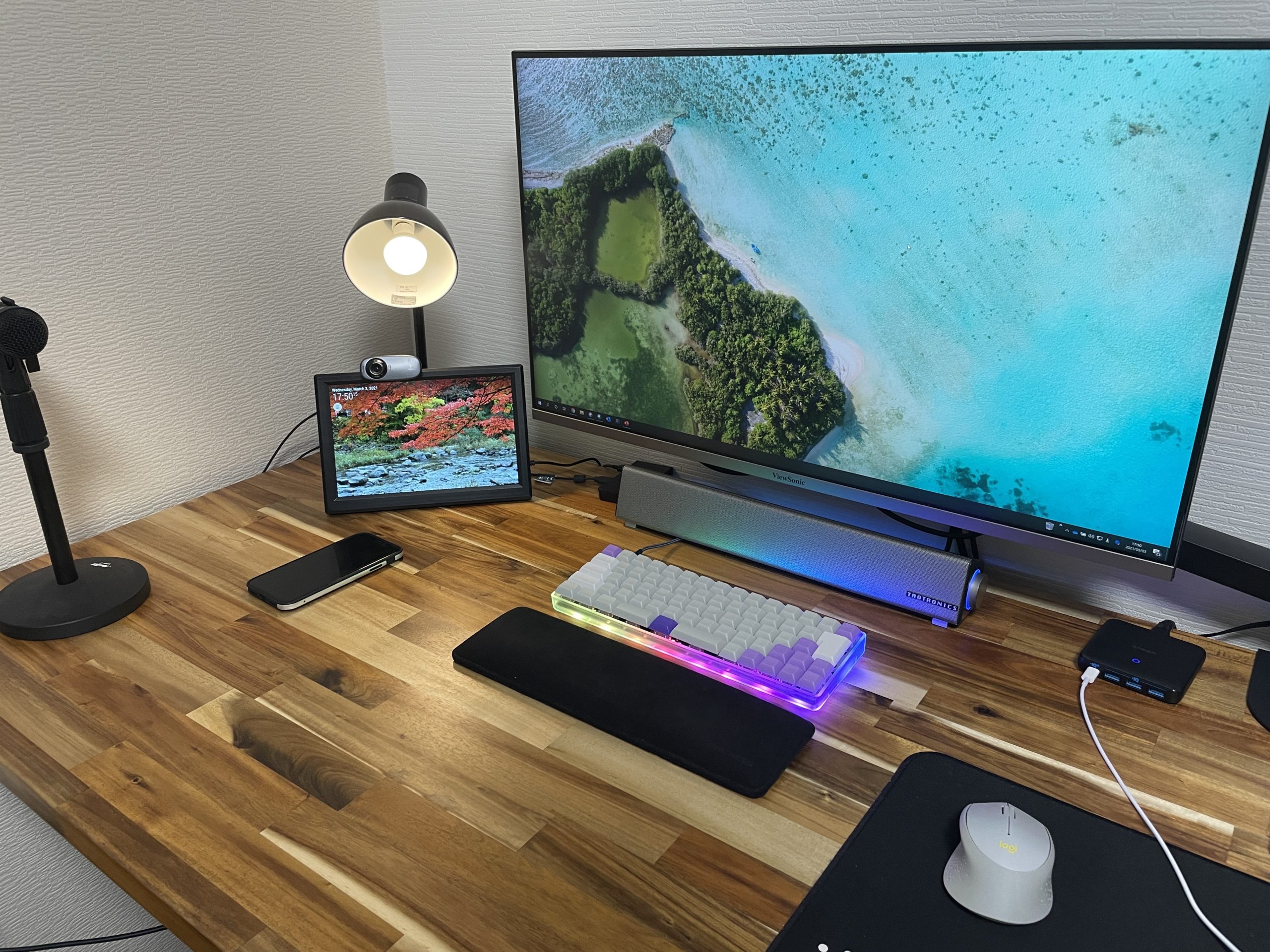 より快適なテレワークとなるようデスク周りも工夫（清水）