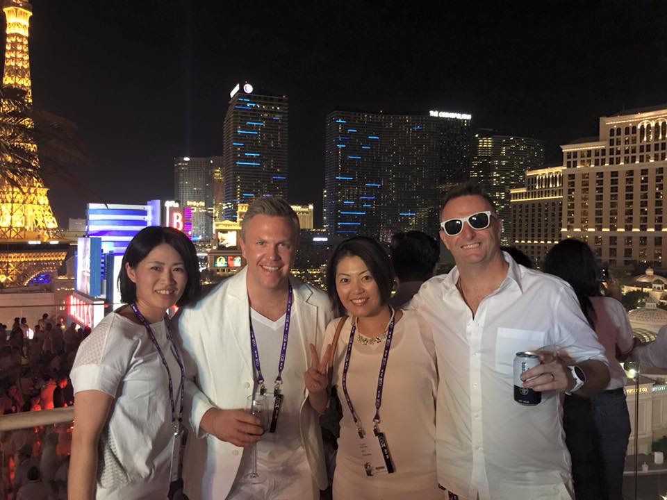 グローバル営業チームのキックオフミーティングでチームメンバーと（泰道）