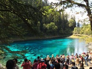 整備された歩道から記念撮影する観光客