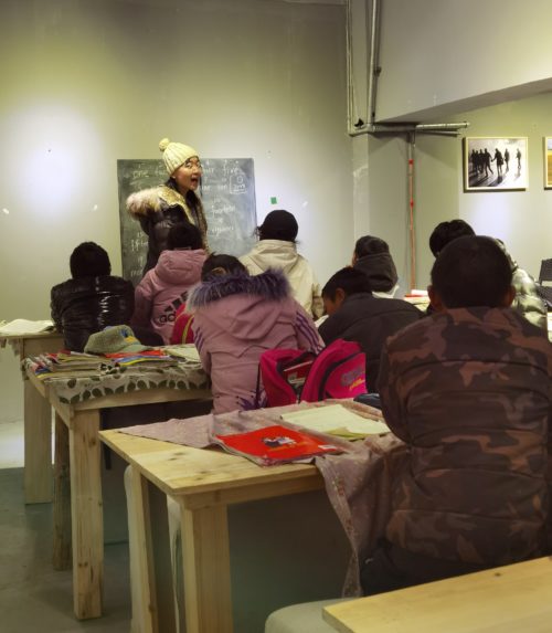 ボランティア先の小学校で先生をしています