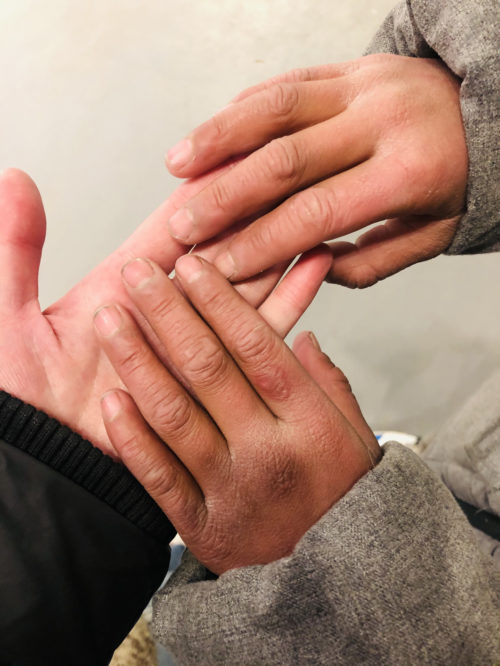 ボランティア先の小学 6 年生の女の子の手