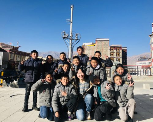 ボランティアで先生をしているチベットの子供たちと