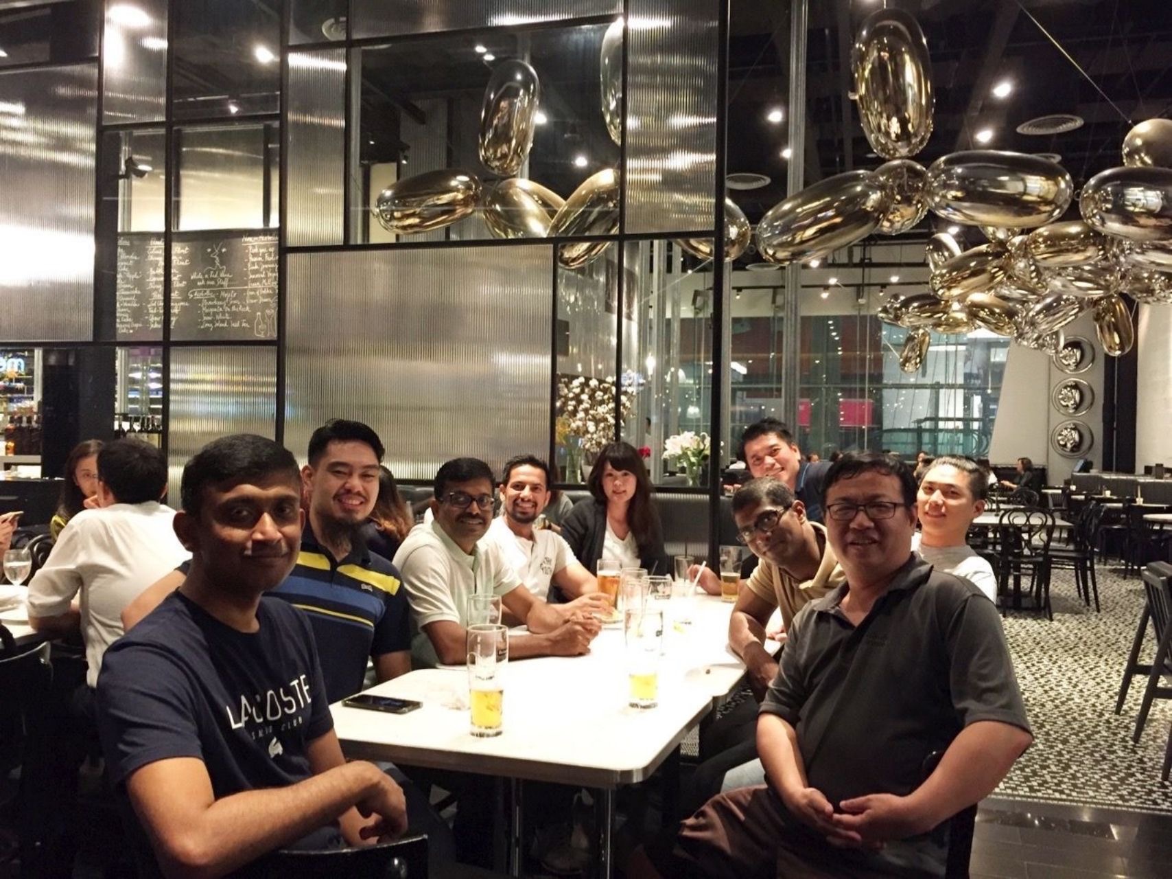 バンコクへ技術トレーニングに行った時に参加メンバと一緒に食事した時の一枚（吉川）