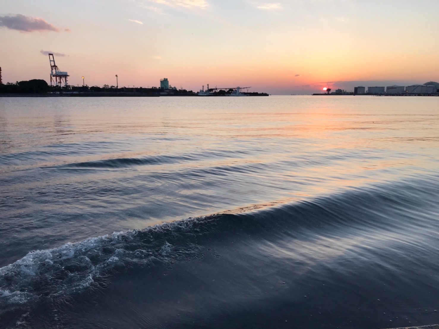 散歩でリフレッシュするのが最近の趣味。 港まで歩けば、美しい水面と波の音に癒されます。