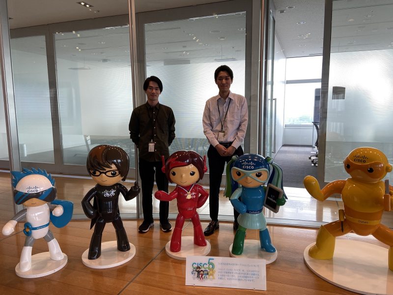 東京オフィス訪問時にシスコ5と一緒に記念写真を