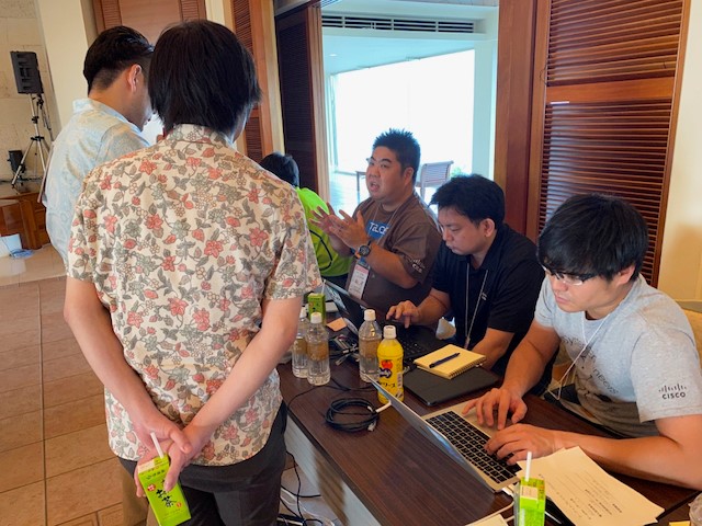 [図4 サービスをご購入いただいたチームをサポートする シスコ (左から) 小林、坂川、私]