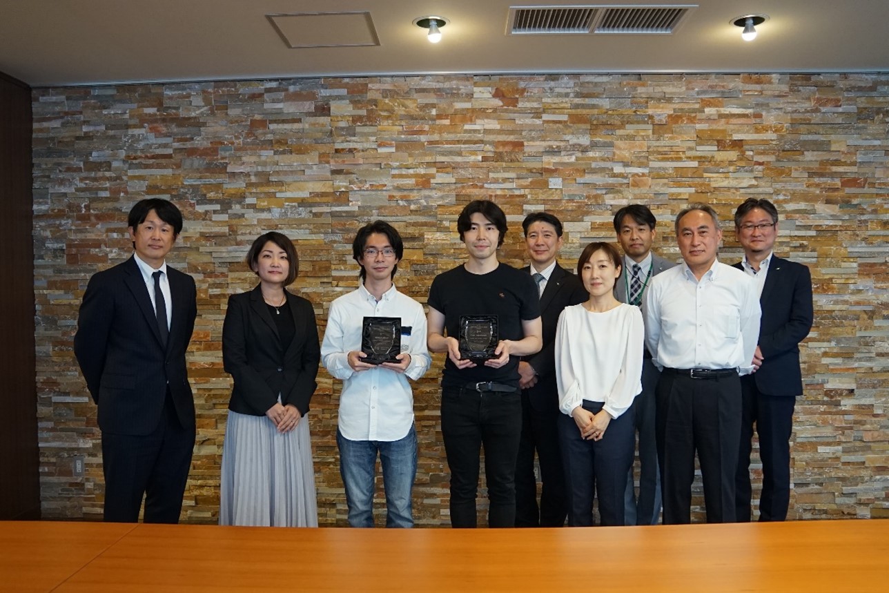 ※藤原さん、吉川さん、インストラクターの姜先生、園田先生、さらには船山校長をはじめとした多くの日本電子専門学校の皆様、トロフィーの授与とインタビューにご協力いただき本当にありがとうございました。