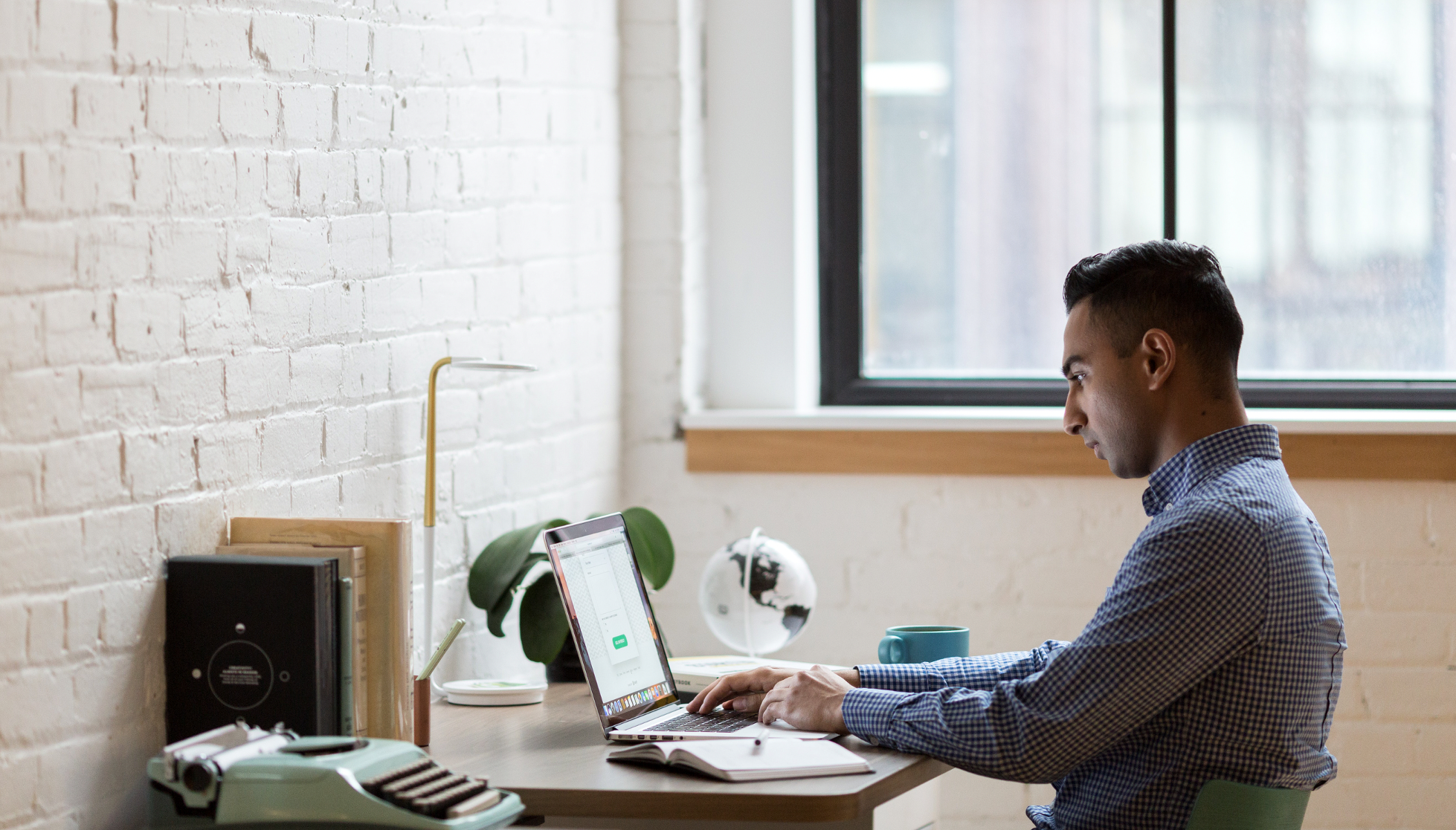 シスコが提供する「Webex Meetings」のセキュリティに焦点を当てて、セキュアなリモート会議を実現するための機能、サービスの提供を支えるITインフラ、個人情報保護ポリシー、情報セキュリティの第三者機関認証、開発コンセプトや製品思想に至るまで、シリーズで解説していきたいと思います。その記念すべき第一回目として、今回はずばり「爆弾を落とされないためのノウハウA-B-C」
