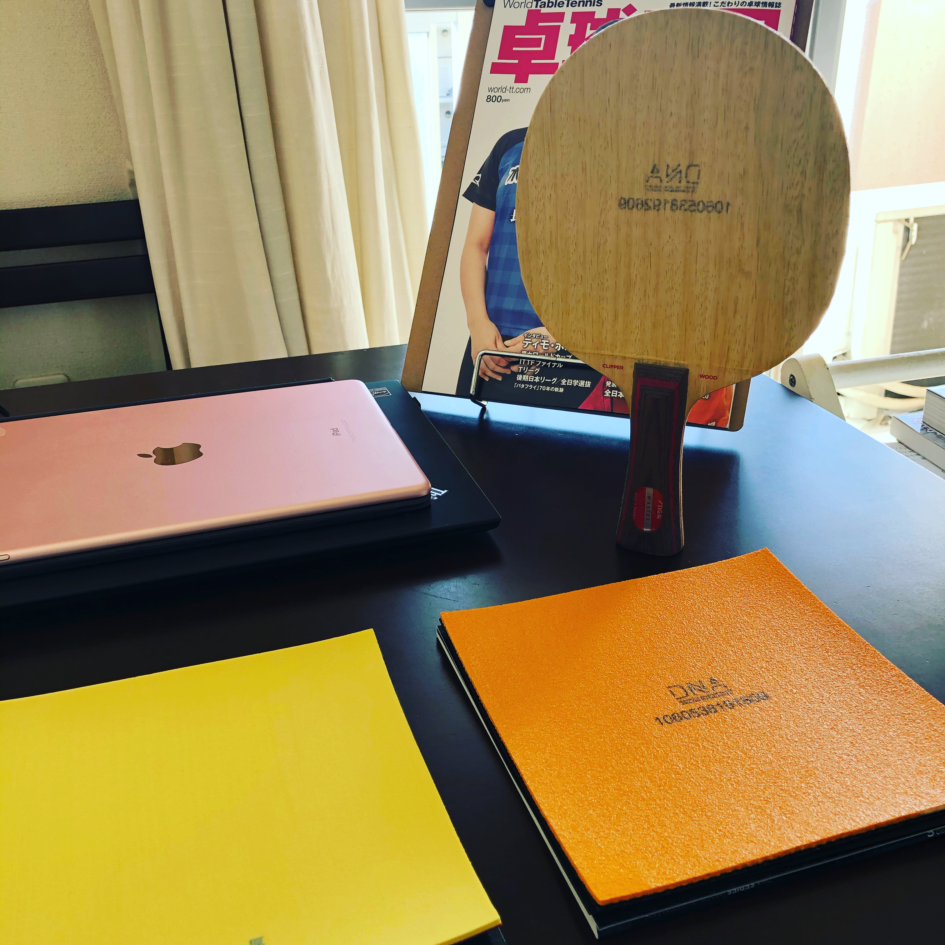 自宅でラケットのラバー張り替え作業中！