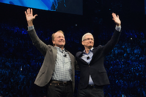 John_Chambers_y_Tim_Cook
