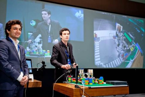Dorin Pena si Bogdan Doinea demonstreaza conceptul IOX