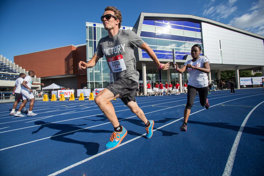 Simon Whitfield takes the baton for Cisco during the ProAm relay race. Mundo Sport Images/Geoff Robins