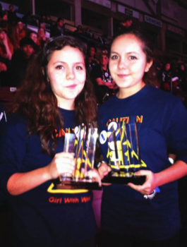 Jessica Miller et Melanie Miller acceptant le prix Kleiner Perkins Caufield & Byers Entrepreneurship Award. 