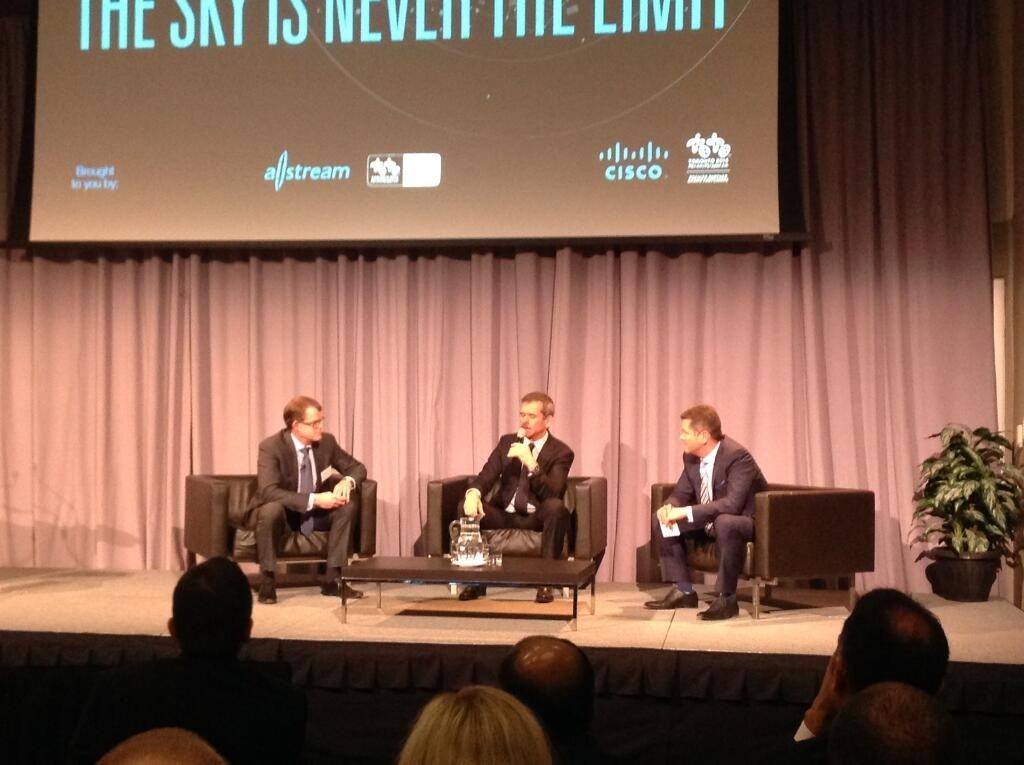 De gauche à droite: Cisco Canada's Mike Ansley, Commandant Chris Hadfield and Allstream's Mike Stroble. Photo gracieuseté de Allstream.