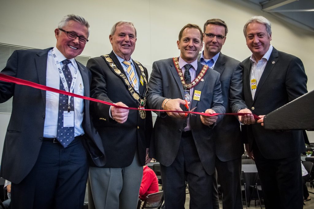 De gauche à droite: John Longbottom (Canadian Smarter Cities Strategy Leader,  IBM), Gary Burroughs (Regional Chair, Niagara Region), Jim Diodati (Mayor, City of Niagara Falls), Rick Huijbregts (Vice-President, Smart and Connected Communities, Cisco Canada),  and Claude Dauphin (FCM President)