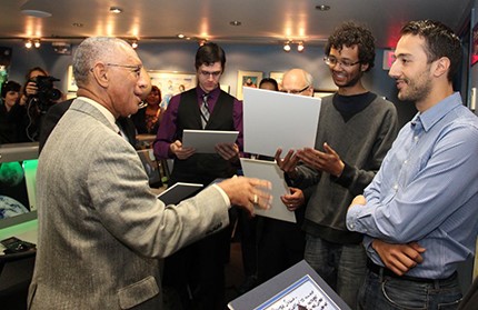Charles F. Borden rencontre avec les lauréats du 2014 spatiale de la NASA applications Toronto défi lors de sa visite au Centre des sciences de l'Ontario.