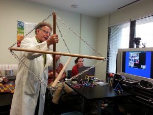 Russell Zeid, enseignant du Centre des sciences de l’Ontario, démontre les forces de tension et de compression aux étudiants de l'école Peter Pitseolak à Cape Dorset, Nunavut.