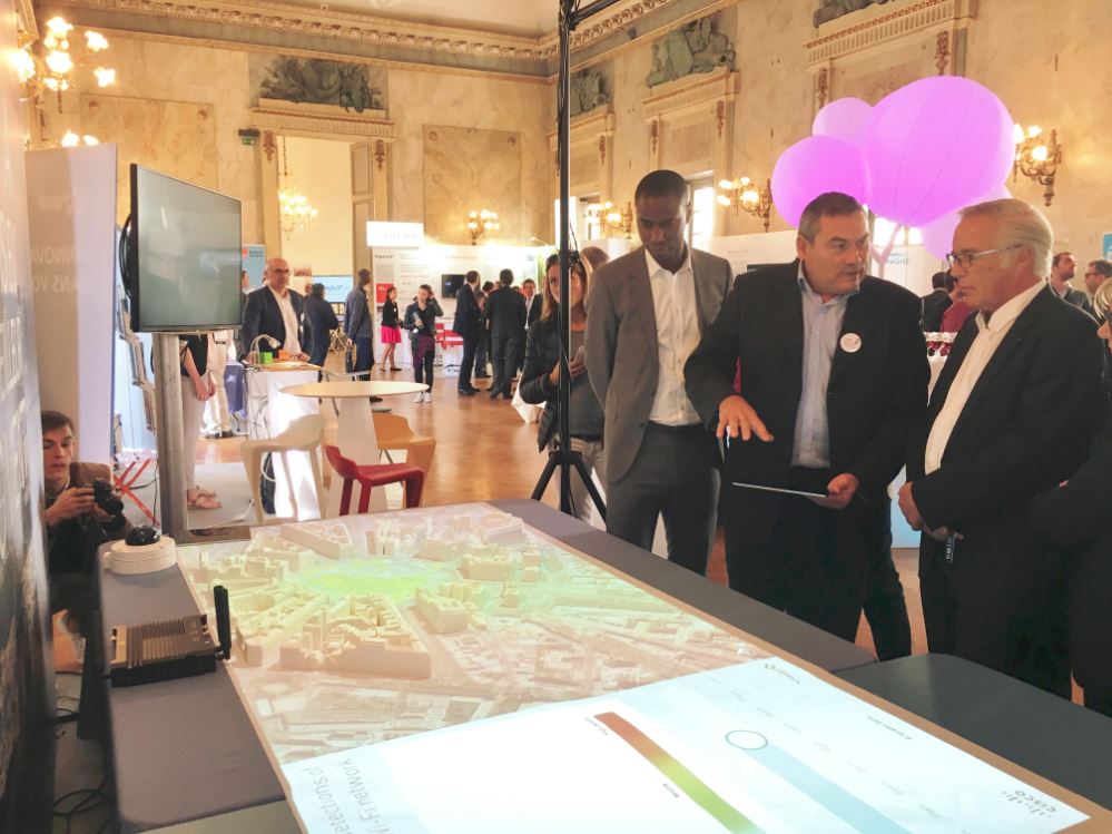 Dijon F Rebsamen visite la maquette Cisco Place de la Nation 